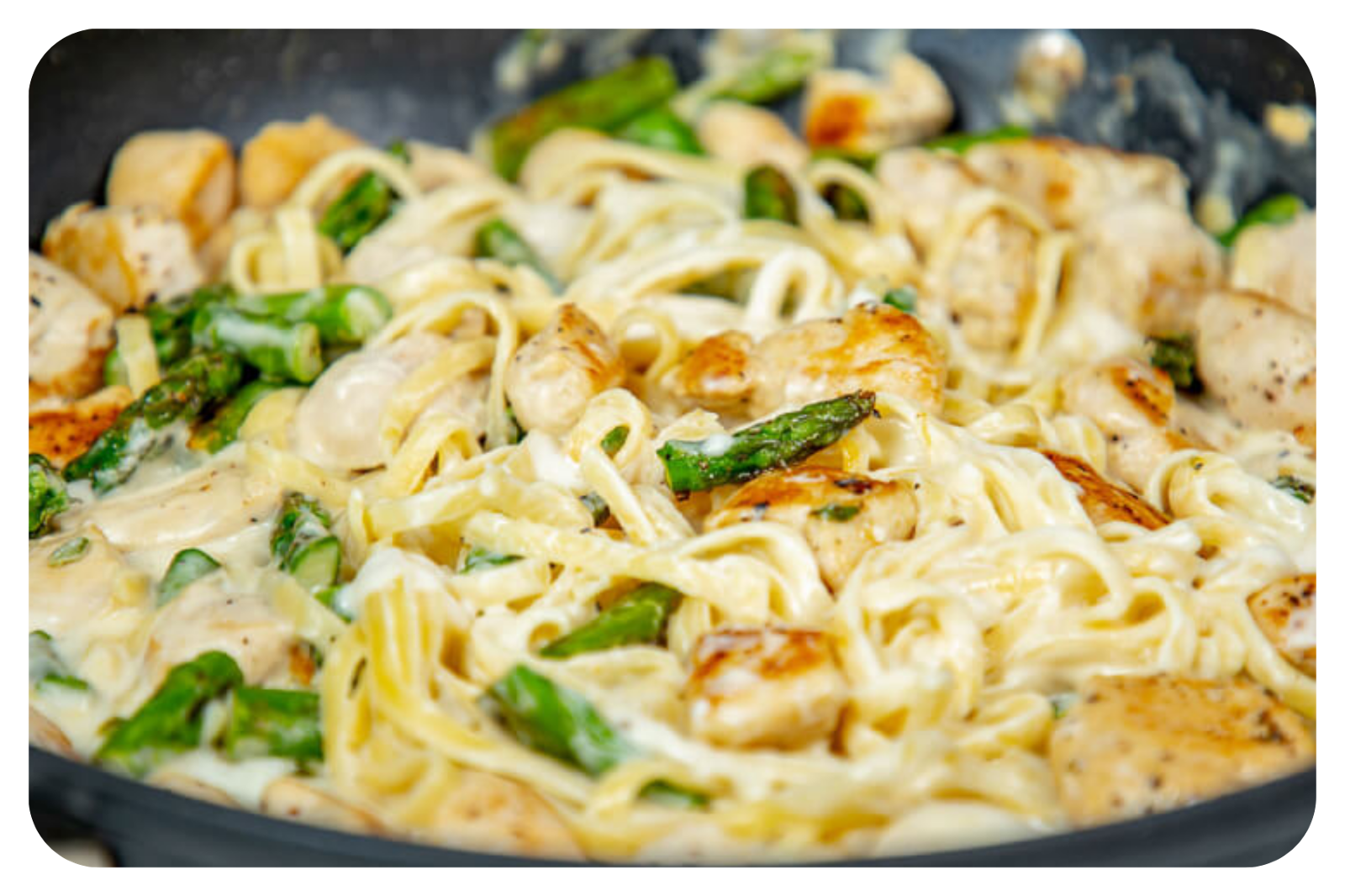 Alfredo de pollo, espárragos y coliflor